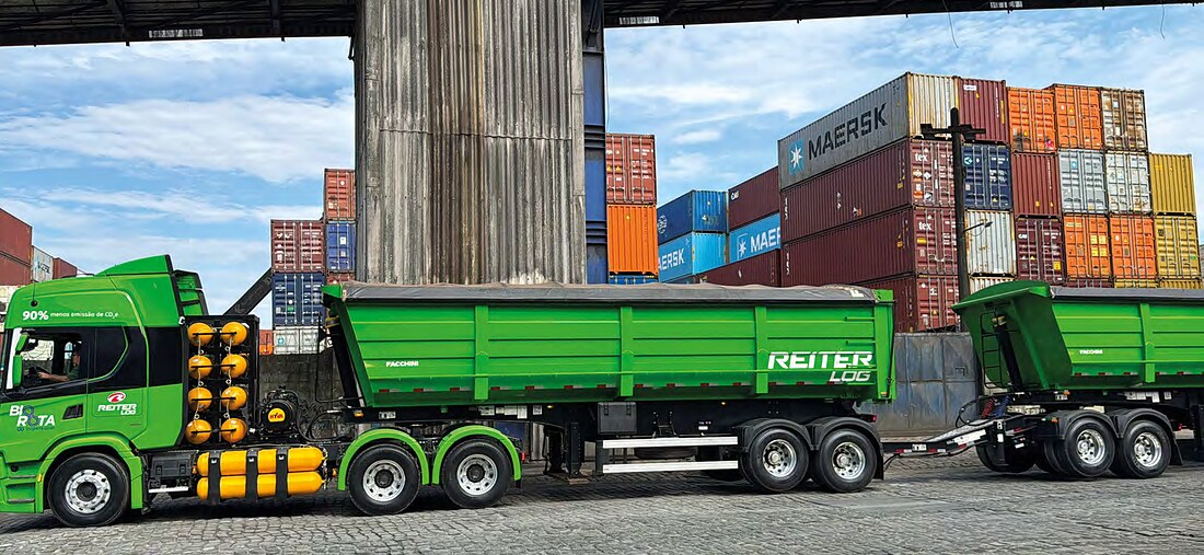 Bitrem completo no porto: cavalo Scania a biometano com os dois implementos Facchini da Reiter Log