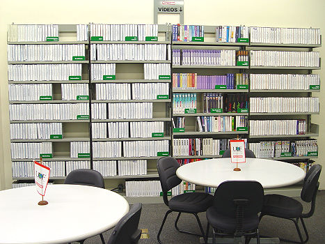 Estantes da biblioteca da Universidade Corporativa Facchini