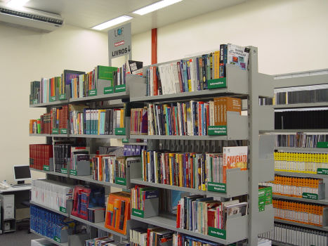 Acervo de livros e revistas da biblioteca da UCF