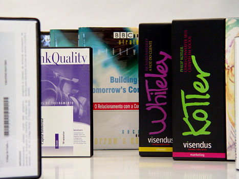 Videoteca com acervo de vídeos, CDs e DVDs