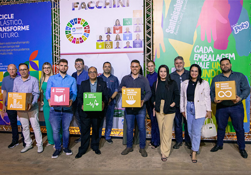 Equipe da Facchini com o material dos ODS no evento Green Nation