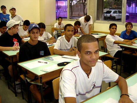 Aprendizes na oficina de mecânica de usinagem