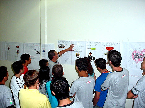Aprendizes na oficina de marcenaria