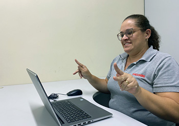 Funcionária trabalhando em notebook num escritório da fábrica