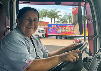 Funcionária ao volante de um caminhão da frota da empresa