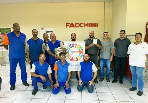 Equipe de produção com o painel dos Objetivos de Desenvolvimento Sustentável