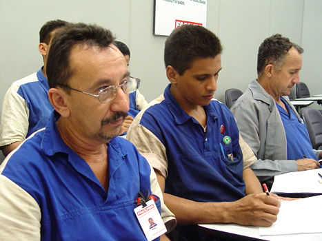 Professor durante aula do Telecurso 2000