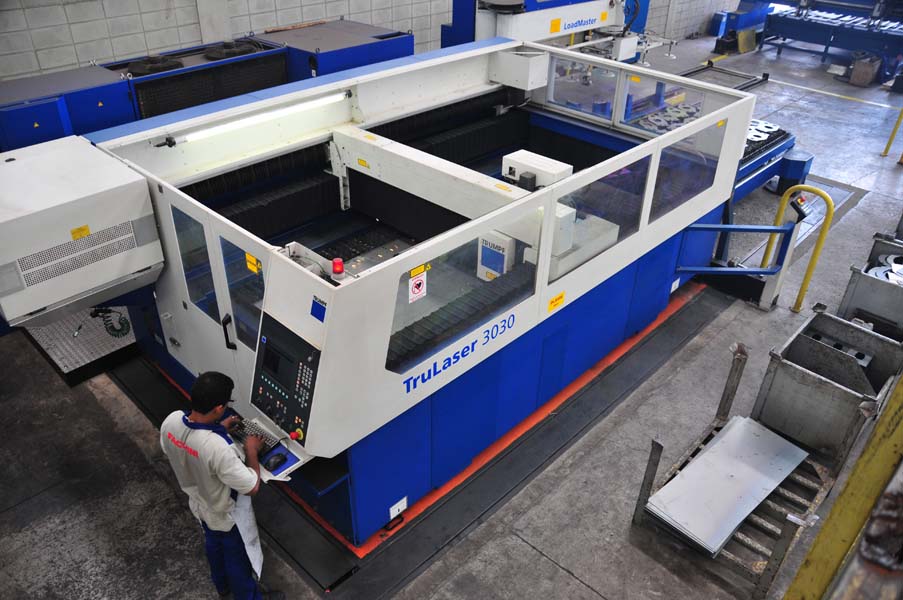 Operador na máquina de corte a laser TruLaser 3030