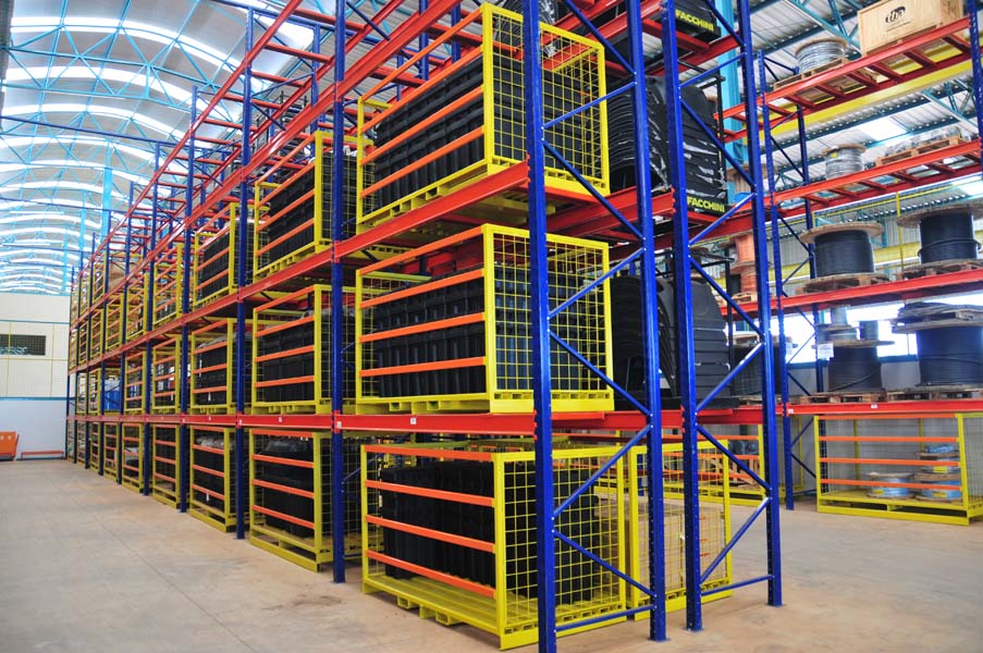 Almoxarifado de peças com porta-paletes e componentes plásticos